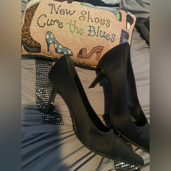 Kenneth Cole 7 1/2 black silk heels, my go to shoes🖤 - Picture 1 of 11
